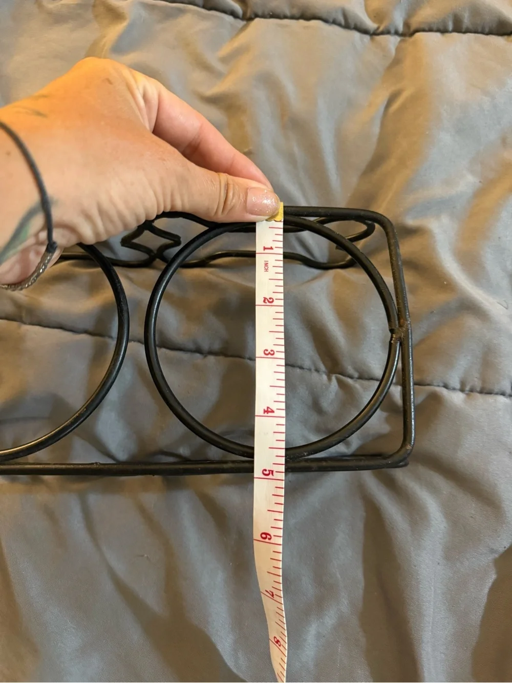 Bone-Shaped Metal food bowl holder